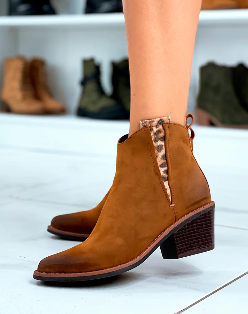 Bottines camel élégantes avec détail léopard