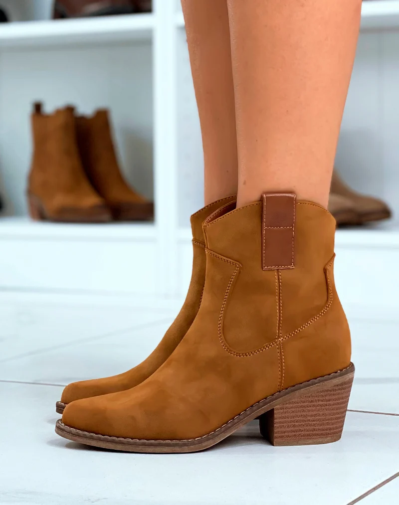 Bottines style santiags en suédine camel à petit talon pour femmes