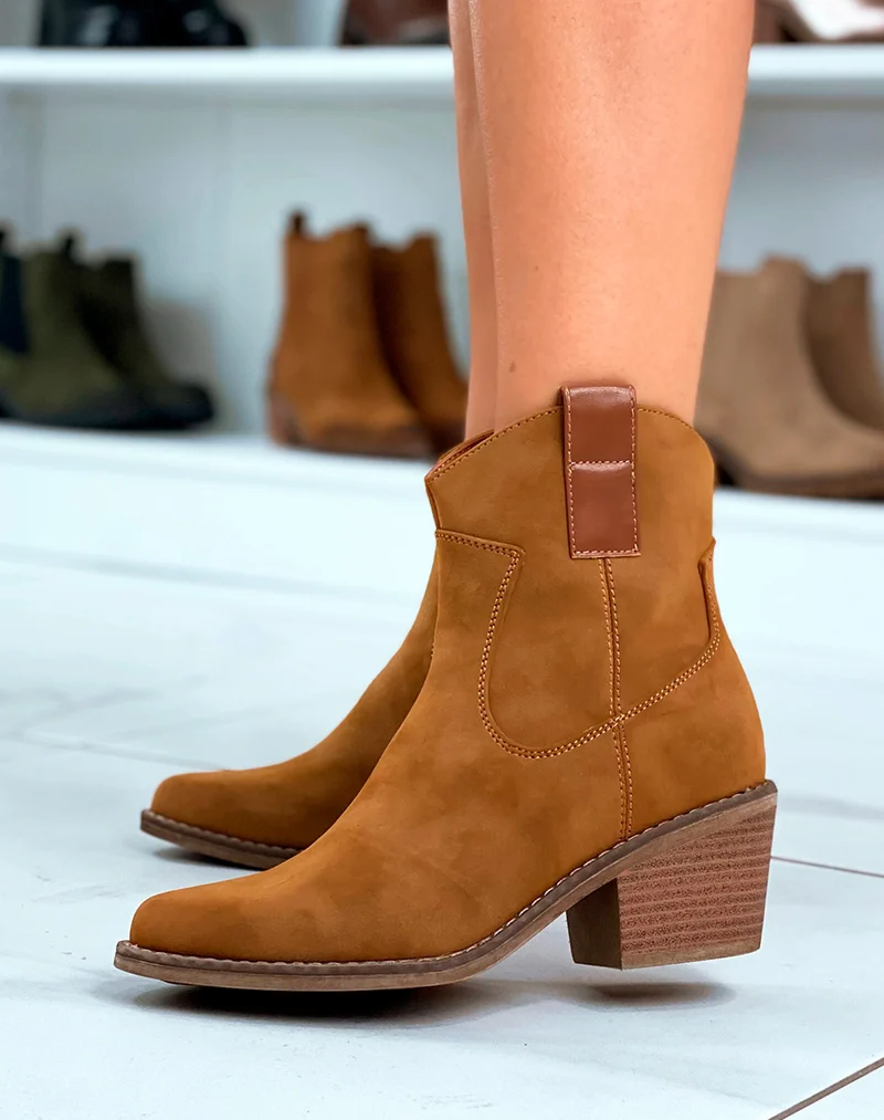 Bottines style santiags en suédine camel à petit talon pour femmes
