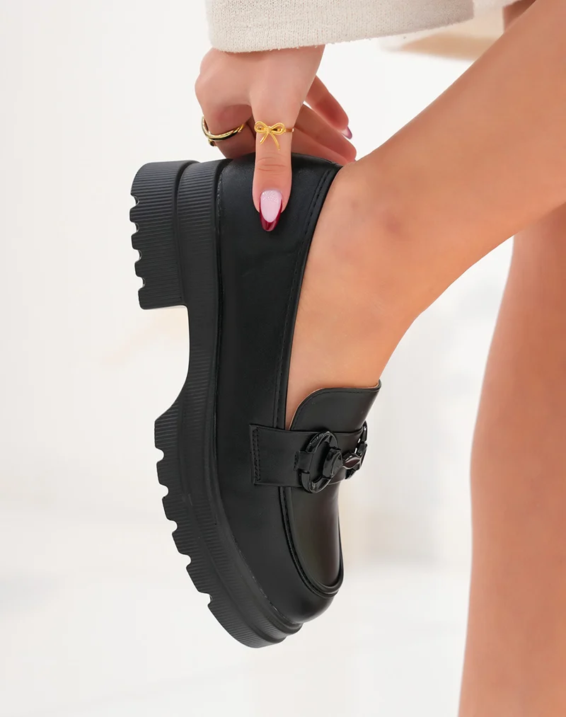 Mocassins noirs a détail noir