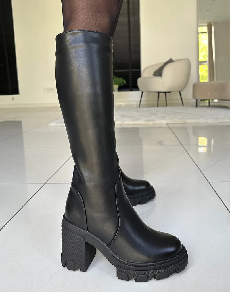 Bottes noires à talon et semelle crantée