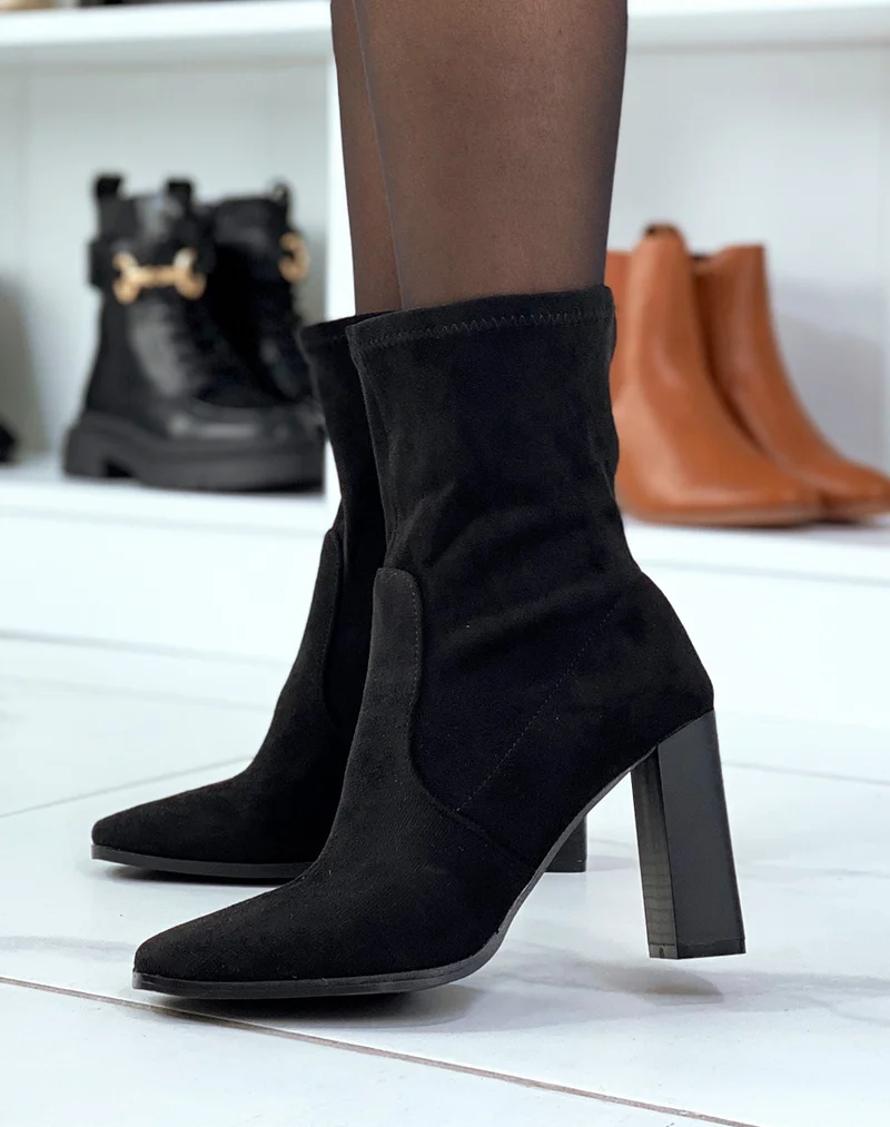 Bottines en suédine noire à talon carré