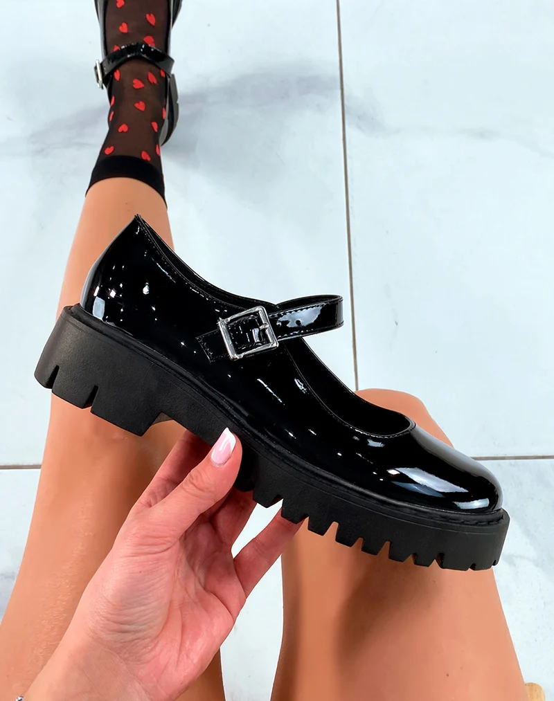 Mocassins noires vernis ouverts tendance avec lanière argentée