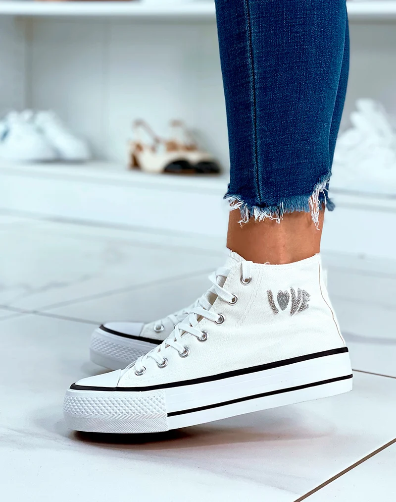 Basket en toile blanches et à inscription Love avec détail cœur