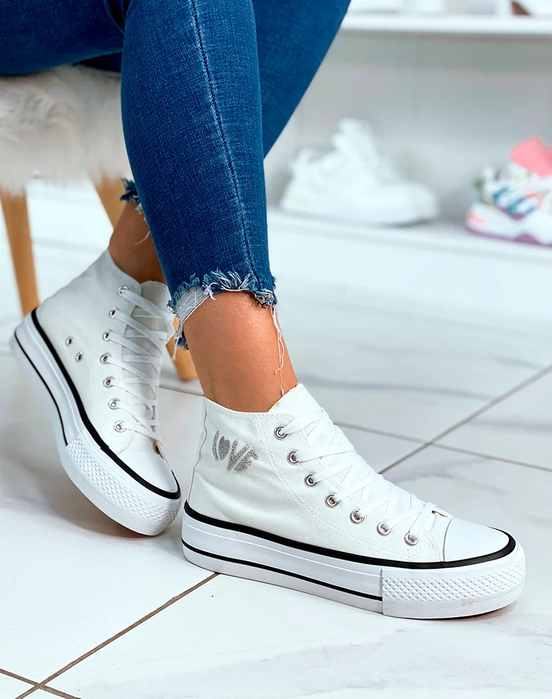Basket en toile blanches et à inscription Love avec détail cœur