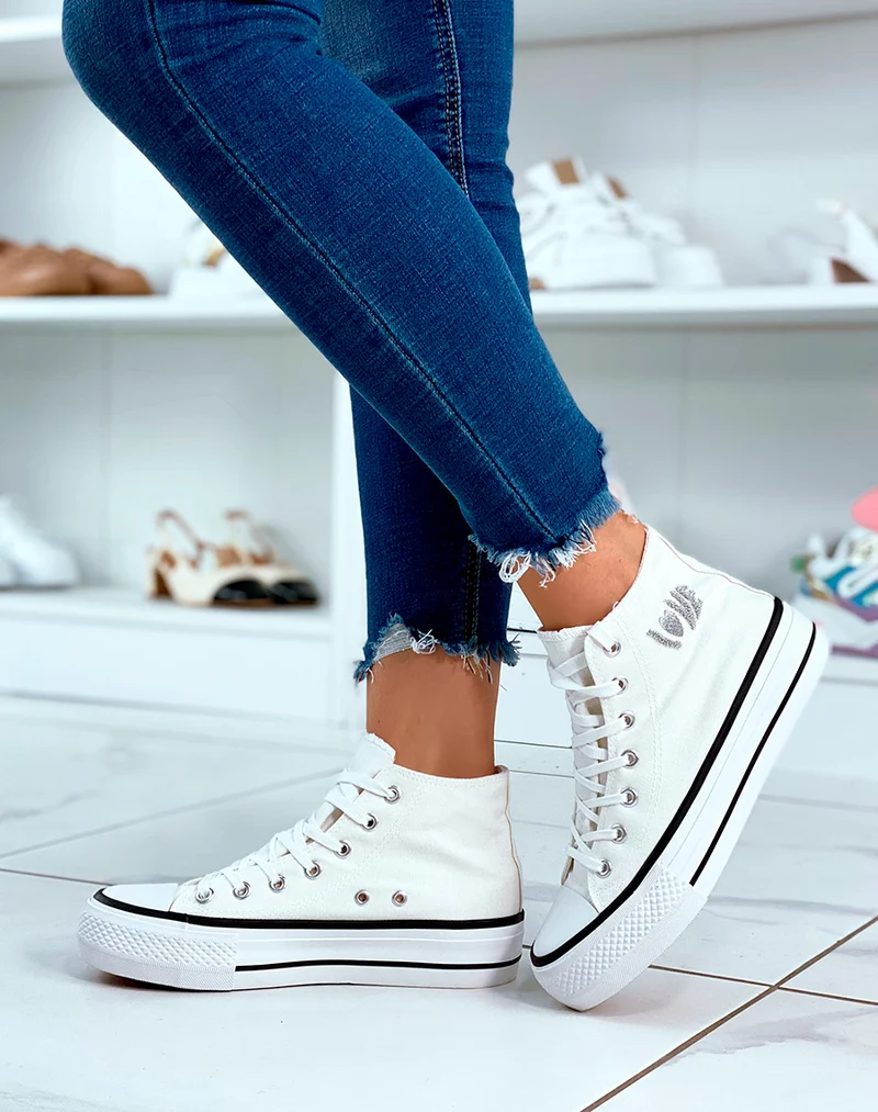 Basket en toile blanches et à inscription Love avec détail cœur