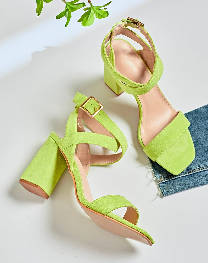 Sandales à talon vert à simple bride et double lanière