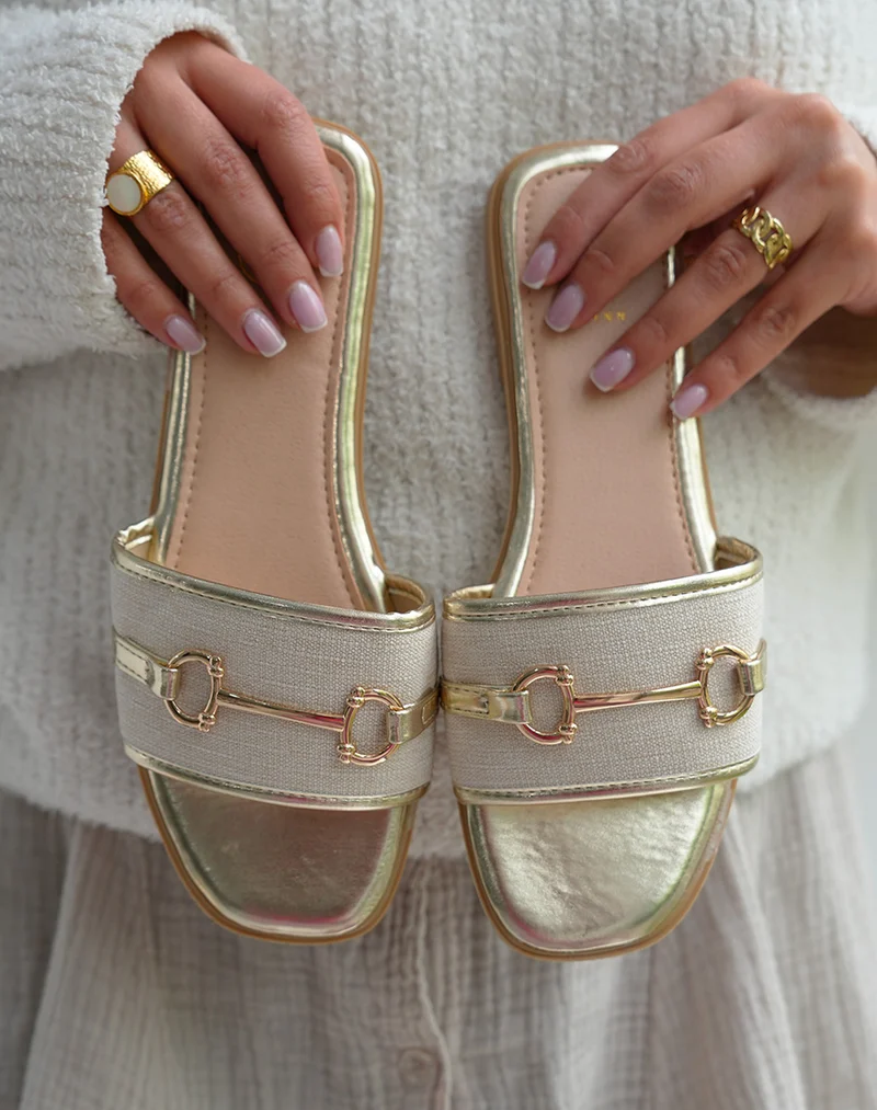 Mules Femme Dorées Tendance avec Tissu Beige et Ornement Bijou