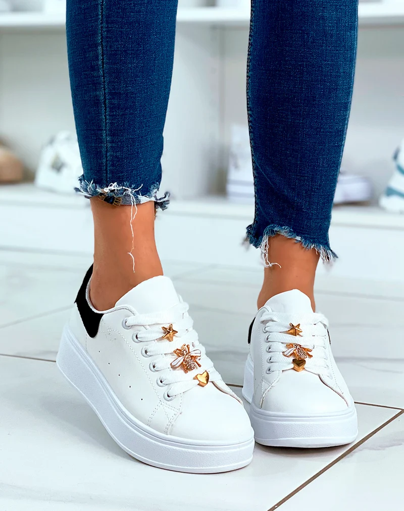 Baskets blanches à lacets avec plateforme et détail noir et bijoux dorés