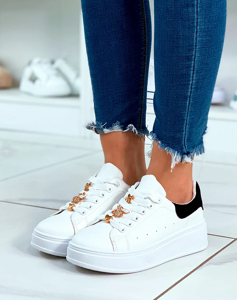Baskets blanches à lacets avec plateforme et détail noir et bijoux dorés