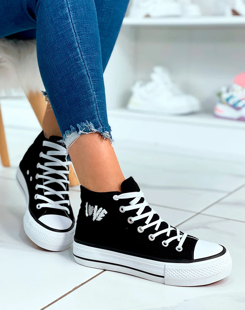 Basket en toile noires et à inscription Love avec détail cœur