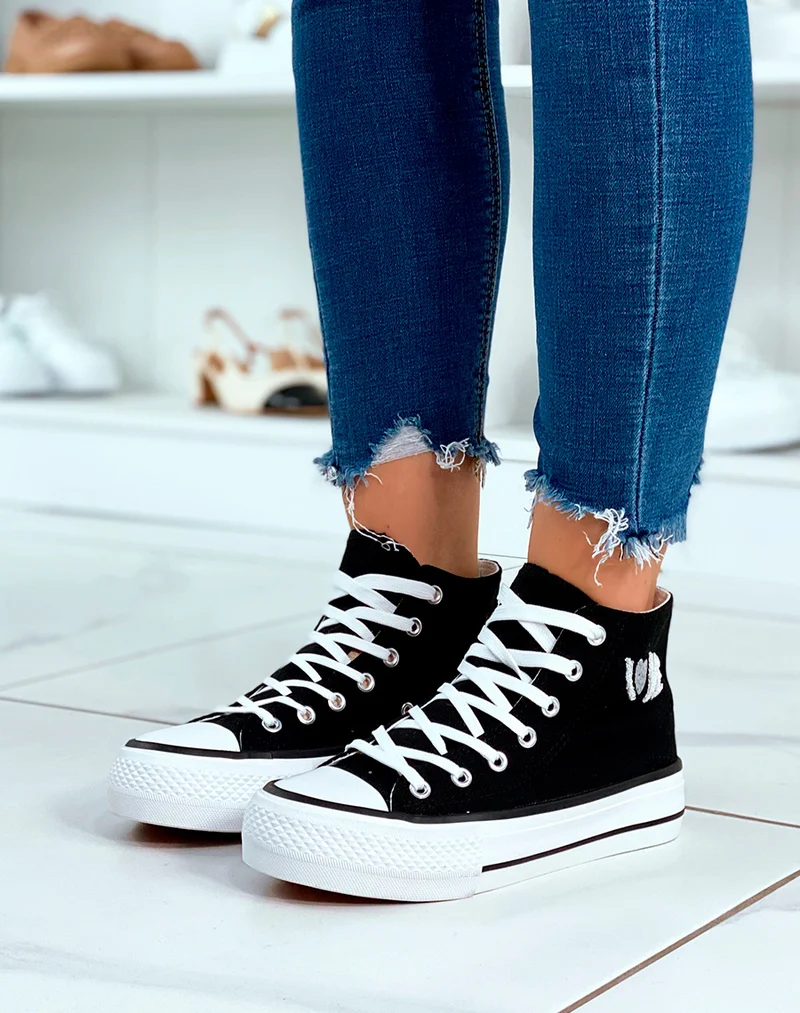 Basket en toile noires et à inscription Love avec détail cœur