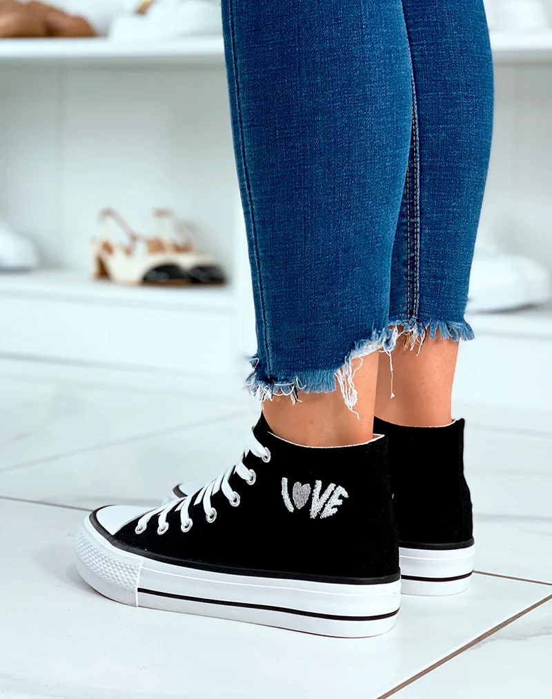 Basket en toile noires et à inscription Love avec détail cœur