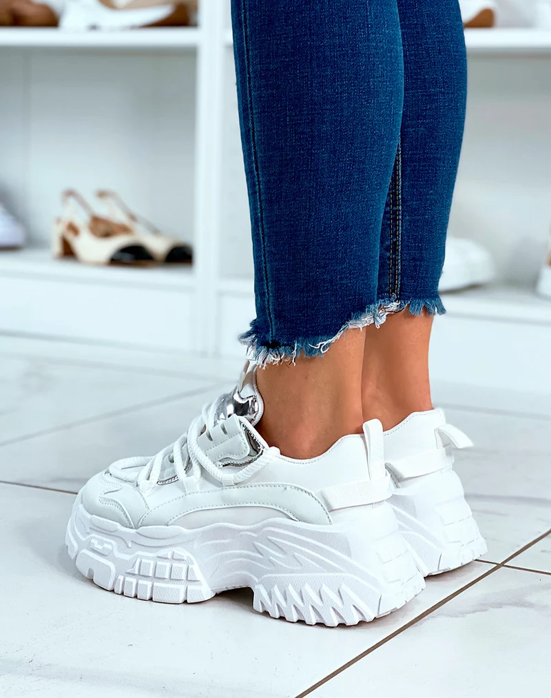 BASKETS BLANCHES ? GROSSE PLATEFORME ET ? D?TAILS M?TALLIQUE