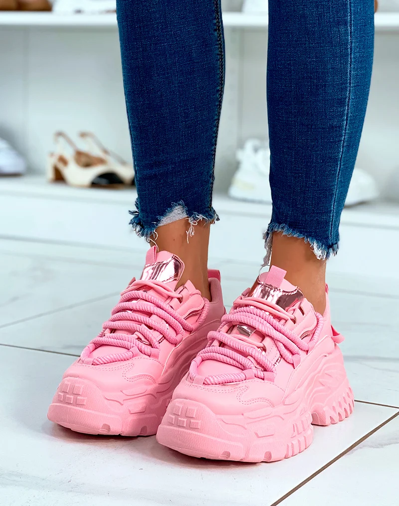 BASKETS ROSES ? GROSSE PLATEFORME ET ? D?TAILS M?TALLIQUE