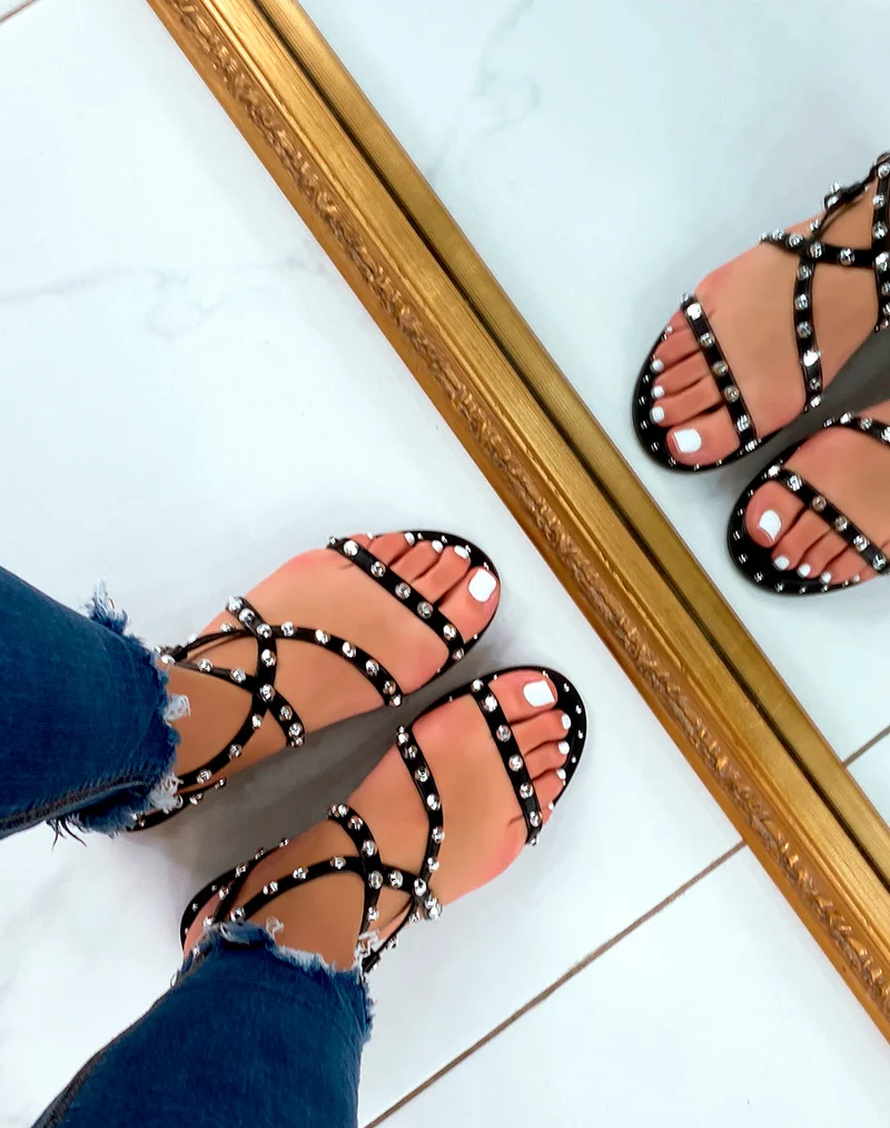 Nu-pieds noires cloutées à multiples brides