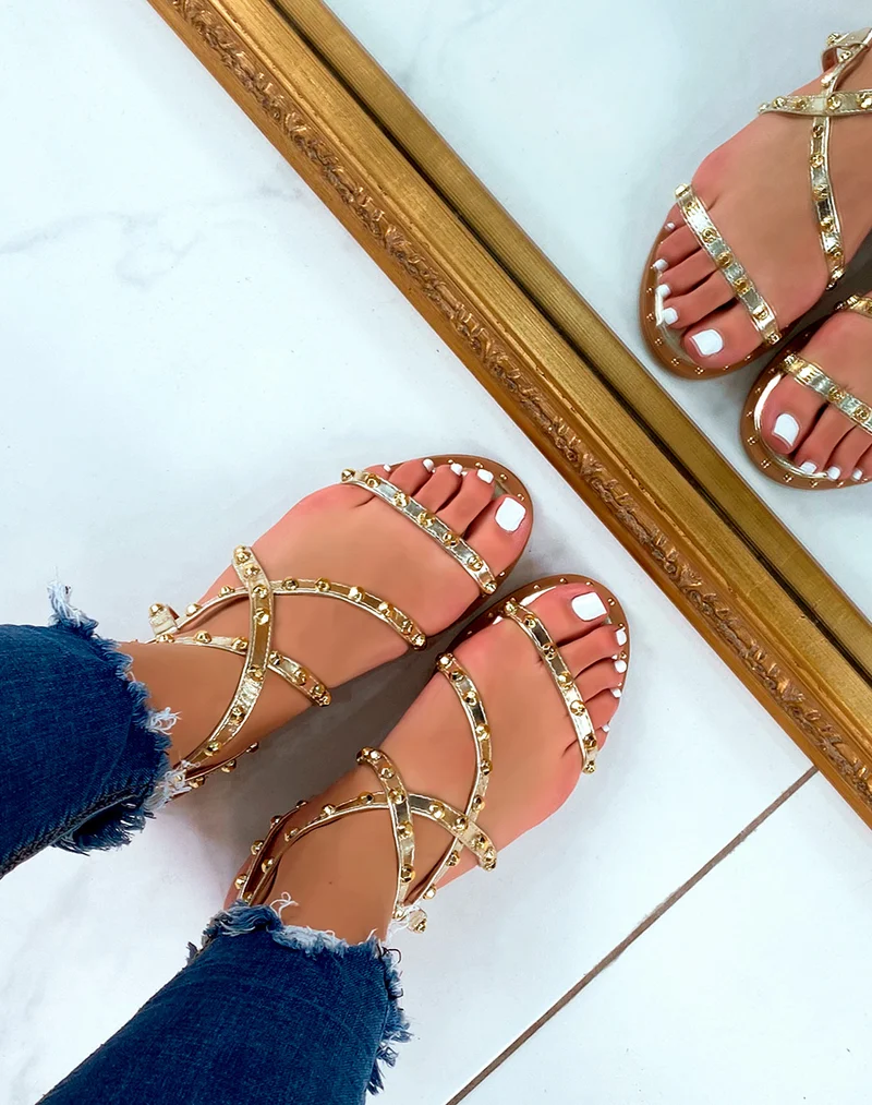Nu-pieds dorés cloutées à multiples brides