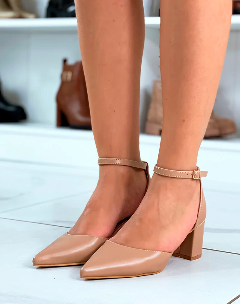 Escarpin beige à petit talon et détail doré
