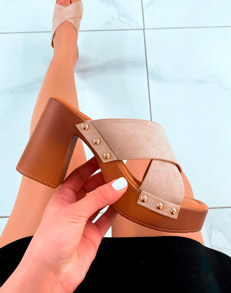 Mules à talon en suédine beige à lanières entrecroisées