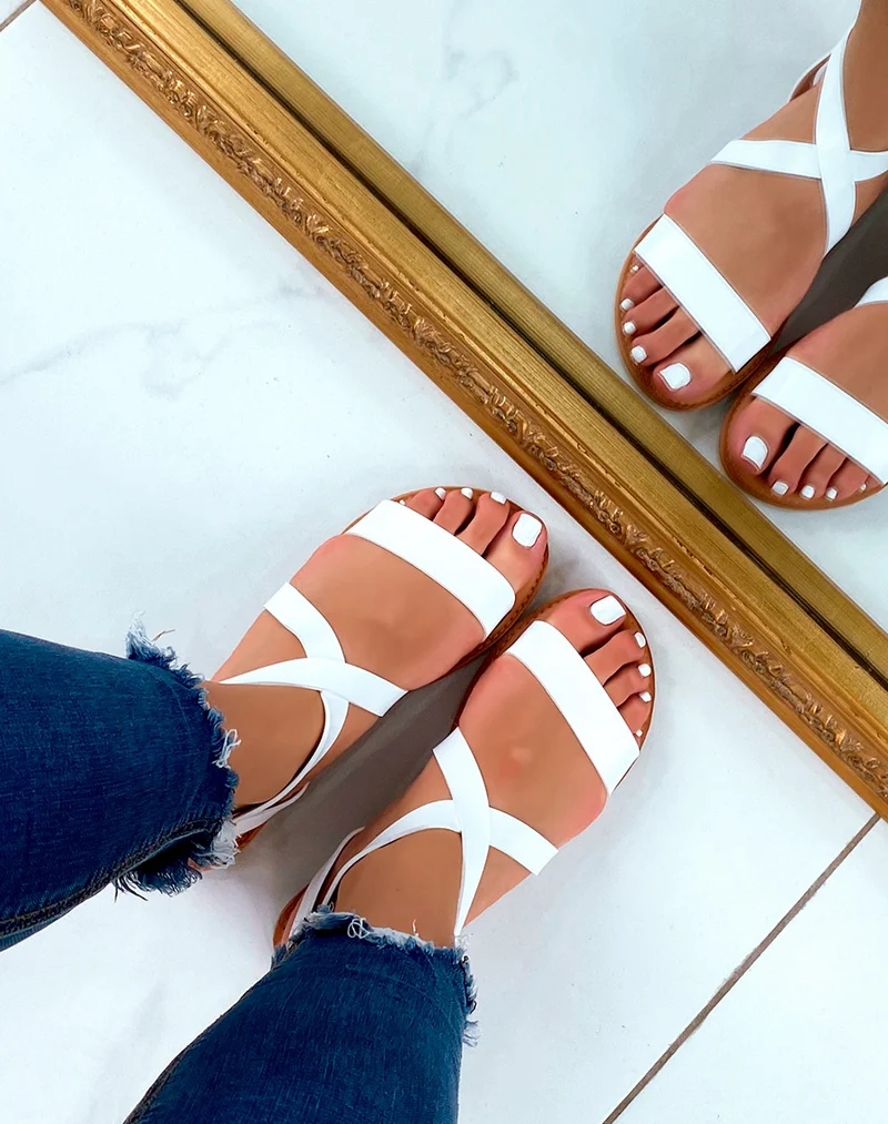 Nu-pieds blancs à multiples brides