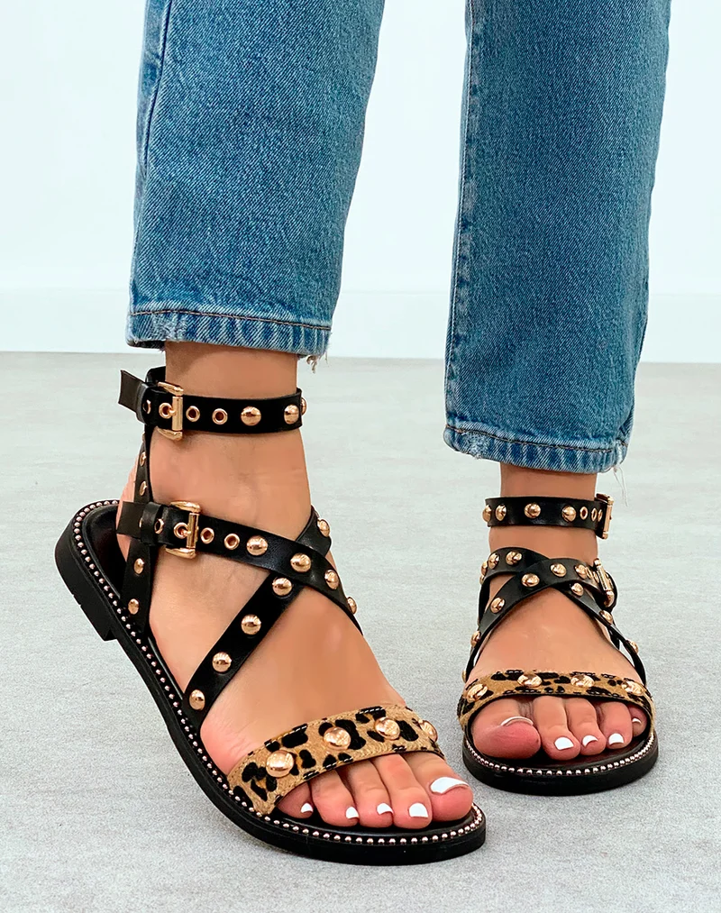 Nu-pieds noirs à clous et bride léopard