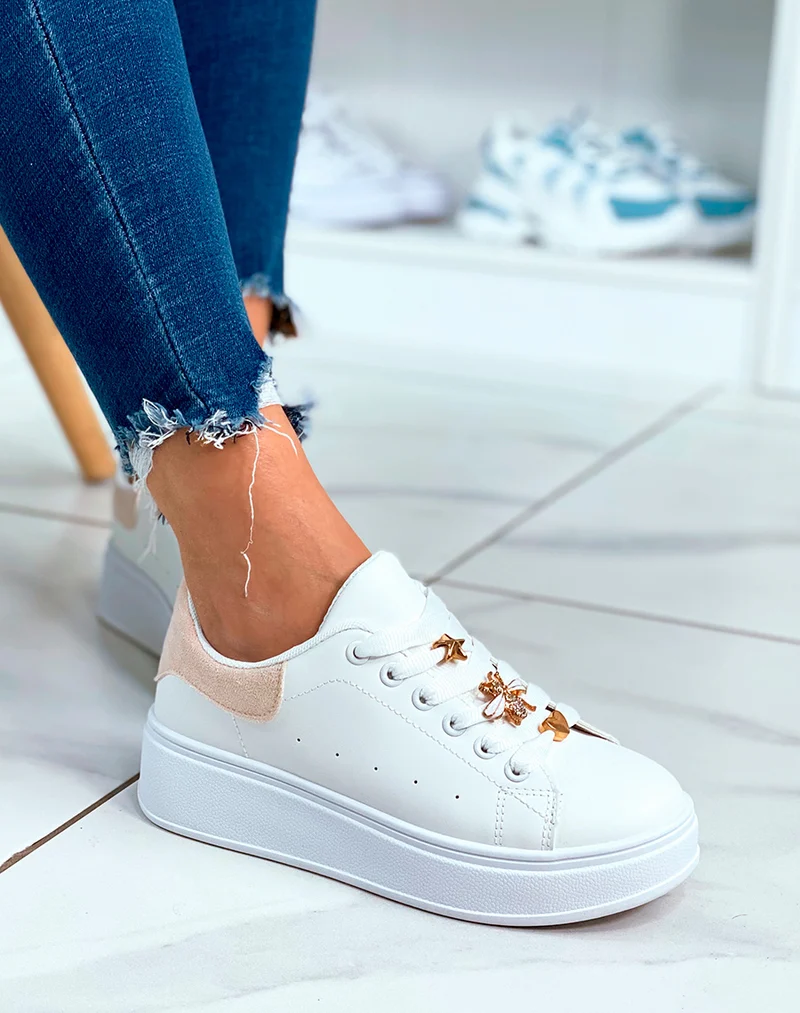 Baskets blanches à lacets avec plateforme et détail beige et bijoux dorés