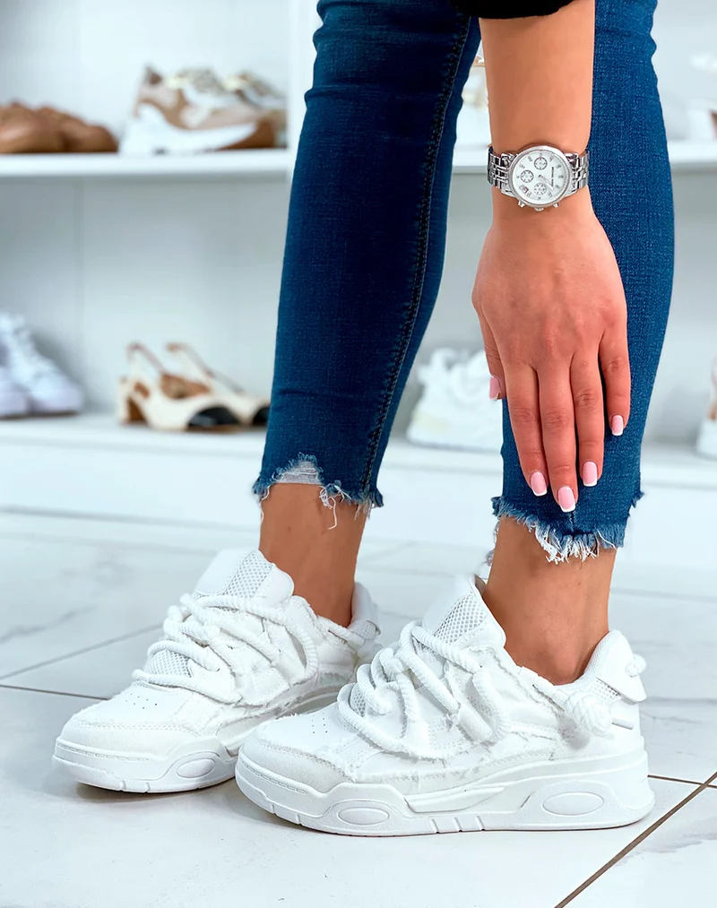 BASKETS BLANCHES ? LACET ?PAIS ET ? EFFET JEANS D?CHIR?S