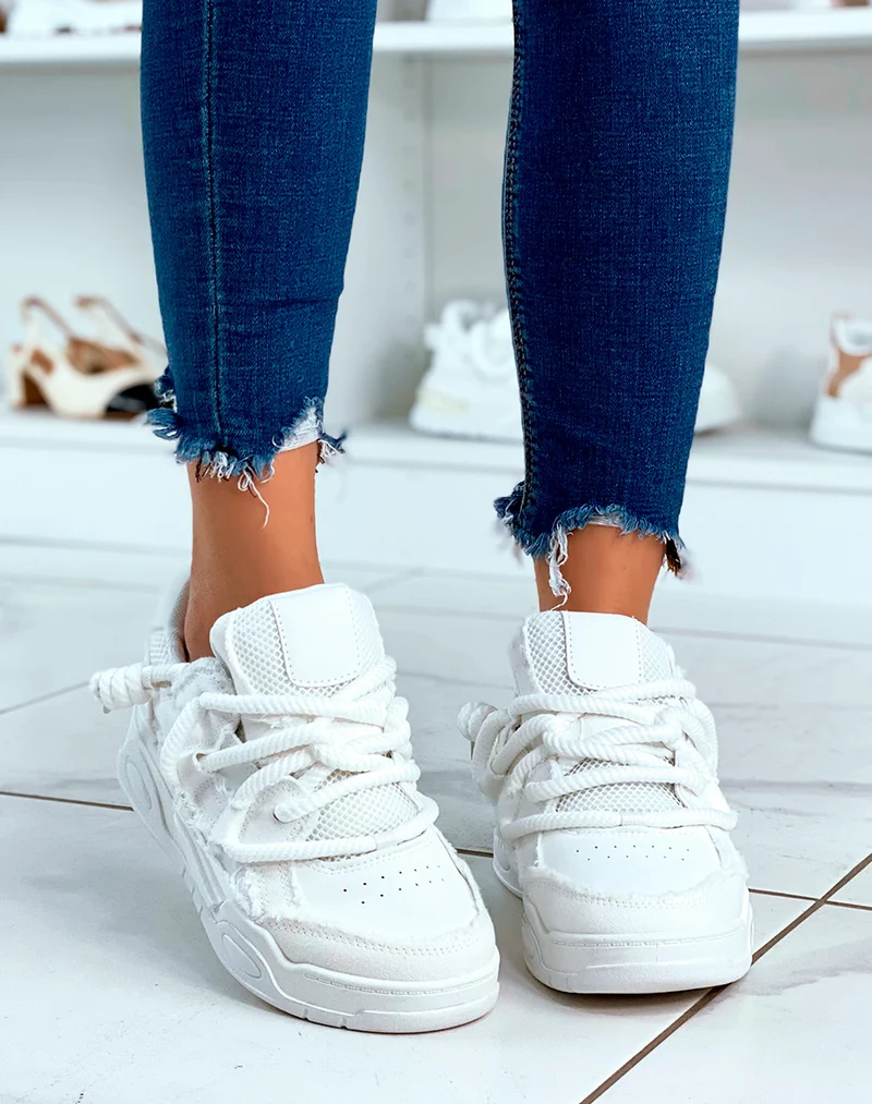 BASKETS BLANCHES ? LACET ?PAIS ET ? EFFET JEANS D?CHIR?S