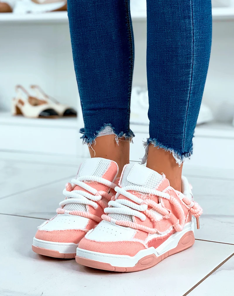 BASKETS BLANC ET ROSE ? LACET ?PAIS ET ? EFFET JEANS D?CHIR?S