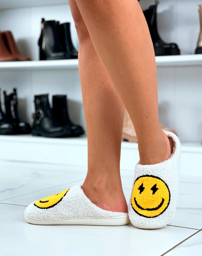 Chaussons Smiley : Joie & Confort en jaune