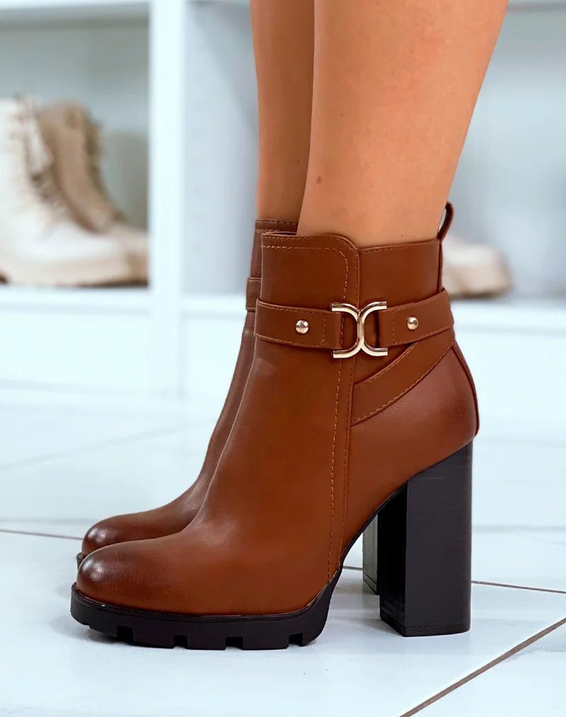 Bottines camel à détails dorées et lanières entrelacées