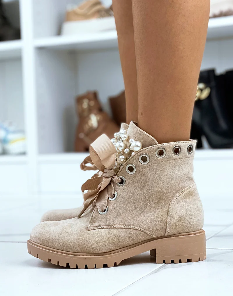 Bottines en suédine beiges à lacets épais et ajourées de perles