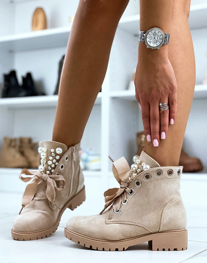 Bottines en suédine beiges à lacets épais et ajourées de perles