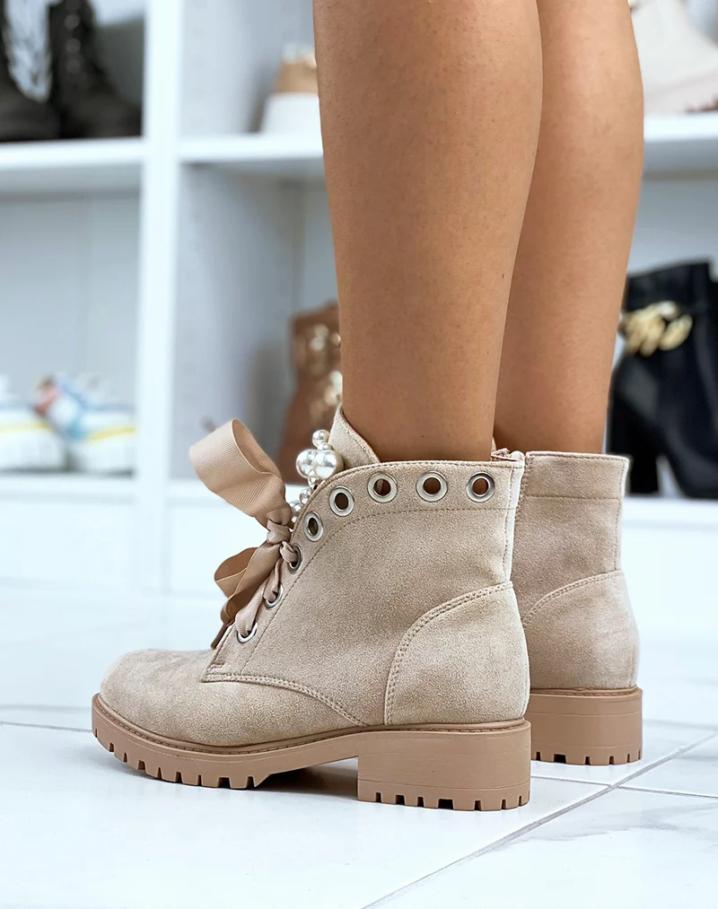 Bottines en suédine beiges à lacets épais et ajourées de perles