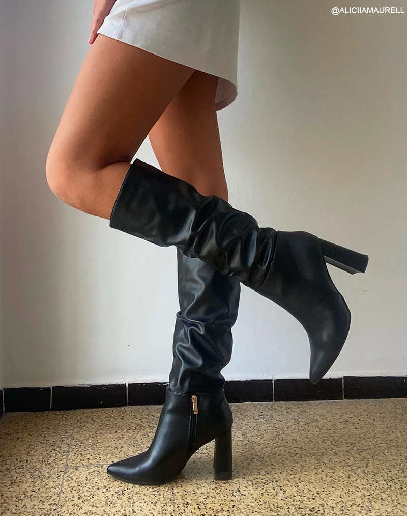 Bottes noires à bout pointu et à talon carré