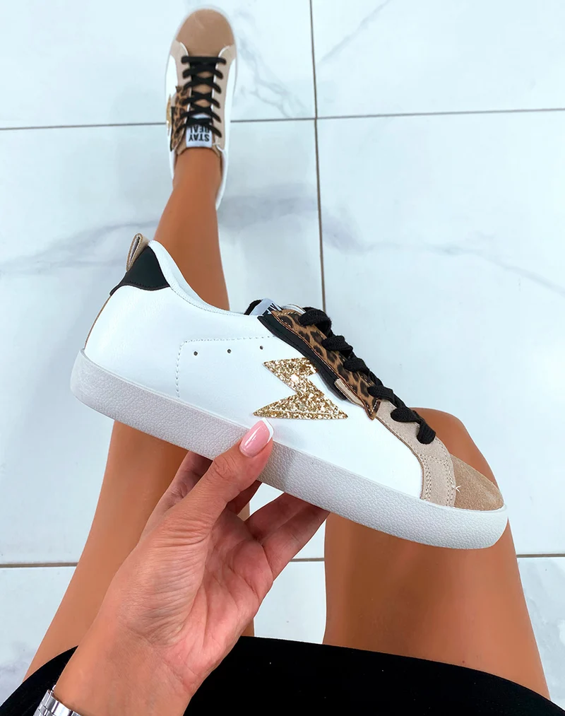 Baskets Blanches avec des Accents Chics : Tricolores et Léopard