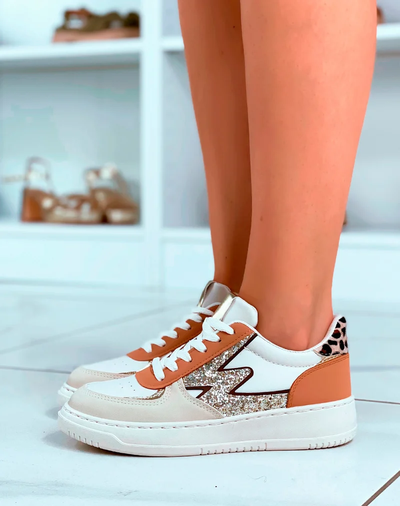 Baskets blanches à empiècements beige et camel à détails éclair pailleté