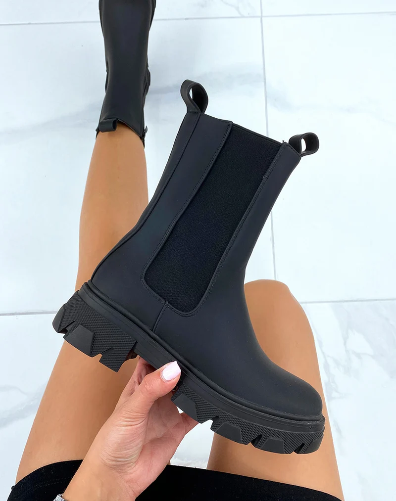 Bottines noires montantes style chelsea à semelle crantée