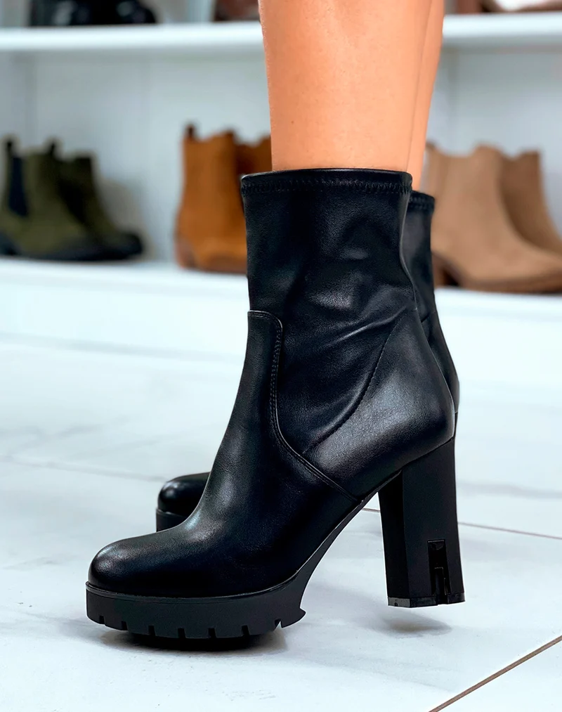Bottines noires à talon à détail incrusté