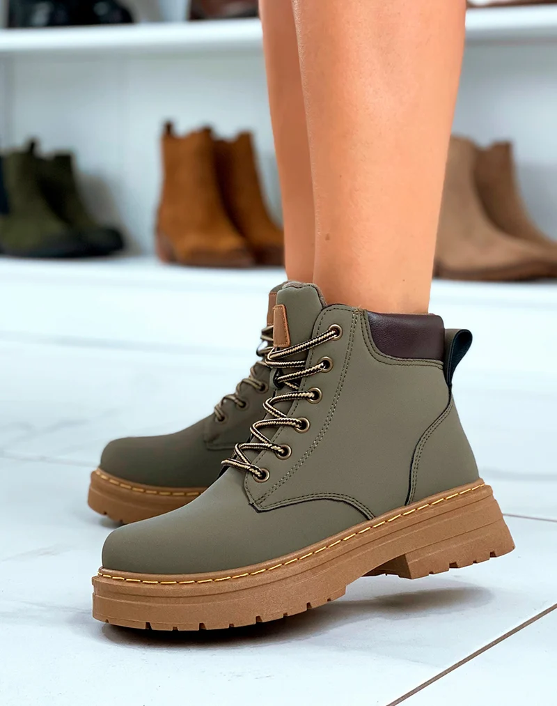 Bottines Vertes à Lacets : Audace et Confort