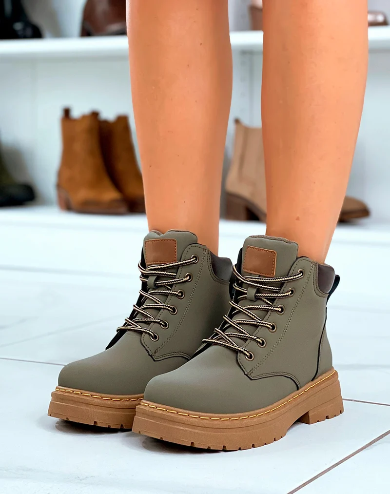 Bottines Vertes à Lacets : Audace et Confort