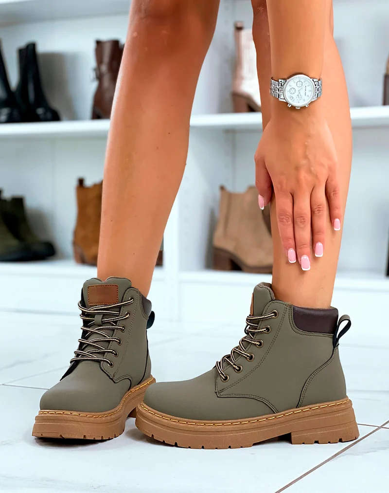 Bottines Vertes à Lacets : Audace et Confort