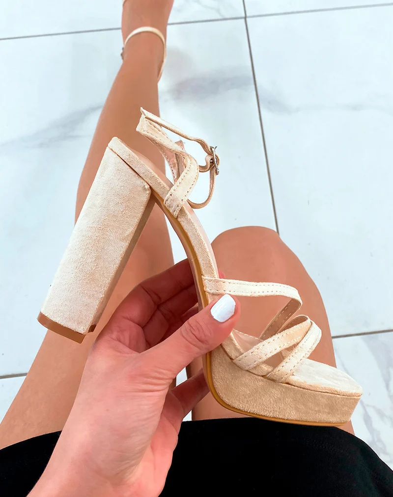 Sandales à talon en suédine beige à fines brides et à plateforme