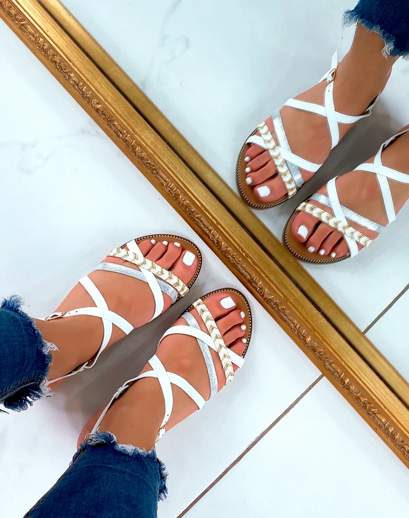 Nu-pieds blancs à multiples brides à motifs