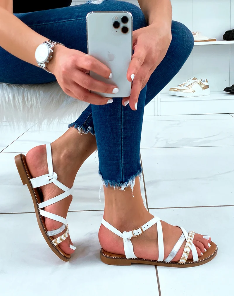 Nu-pieds blancs à multiples brides à motifs