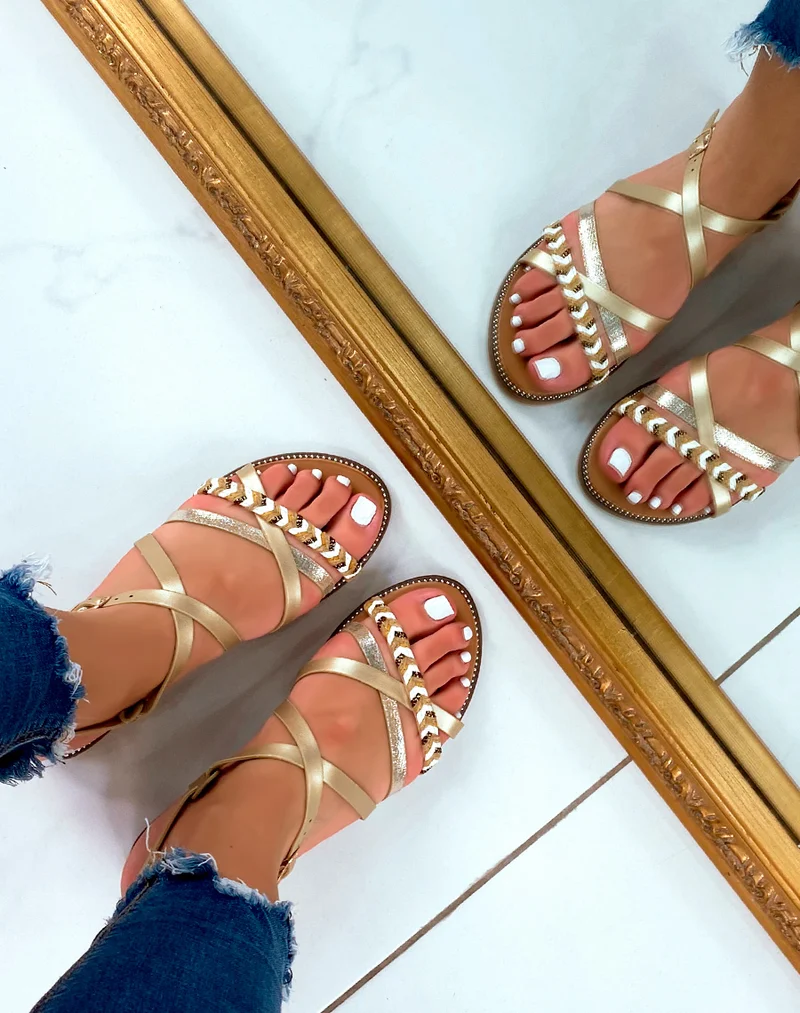 Nu-pieds dorés à multiples brides à motifs