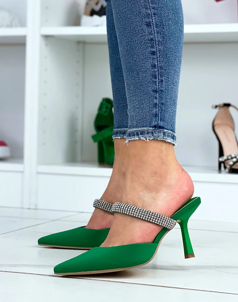 Mules vertes à talon bout pointu et lanière à strass