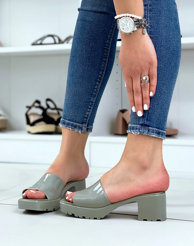 Mules vertes vernis à petit talon carré