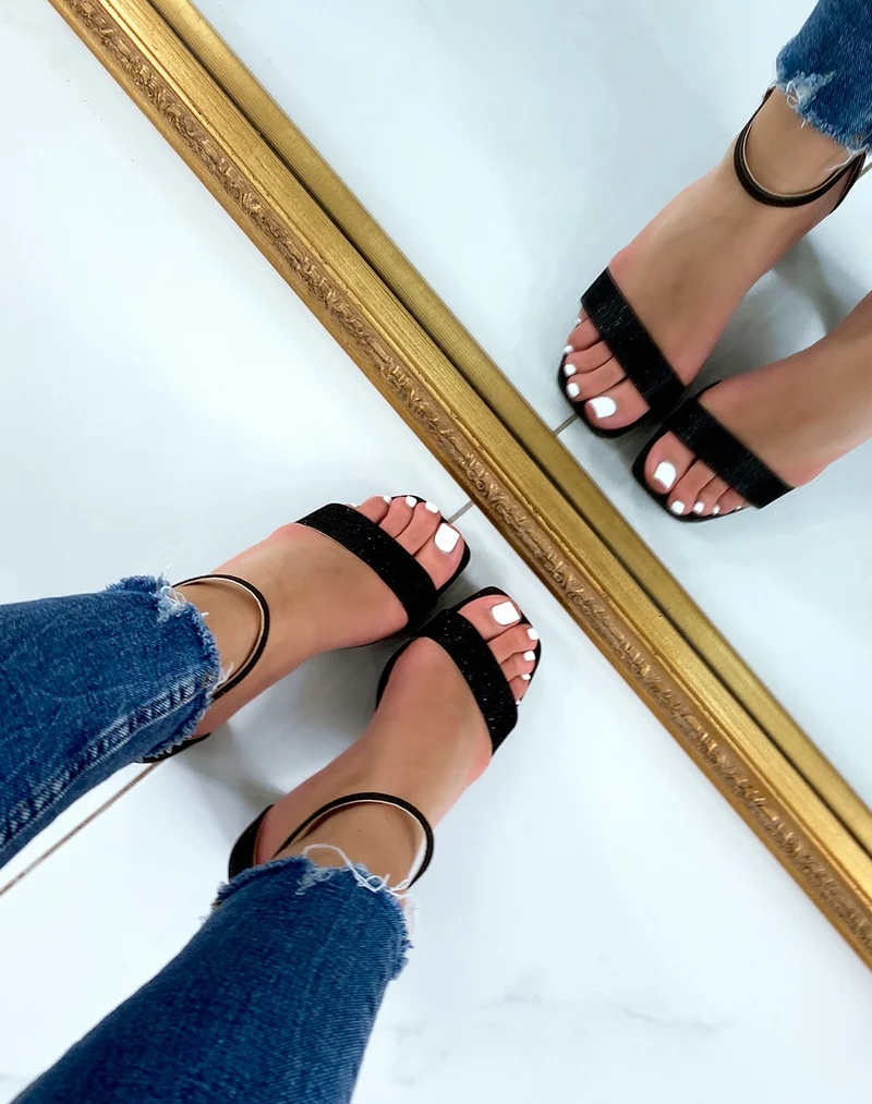 Sandales noires pailletées à talon biseauté