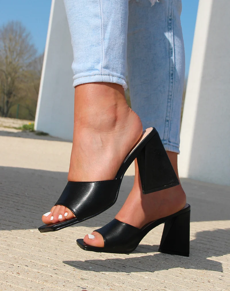 Mules noires à talon triangulaire